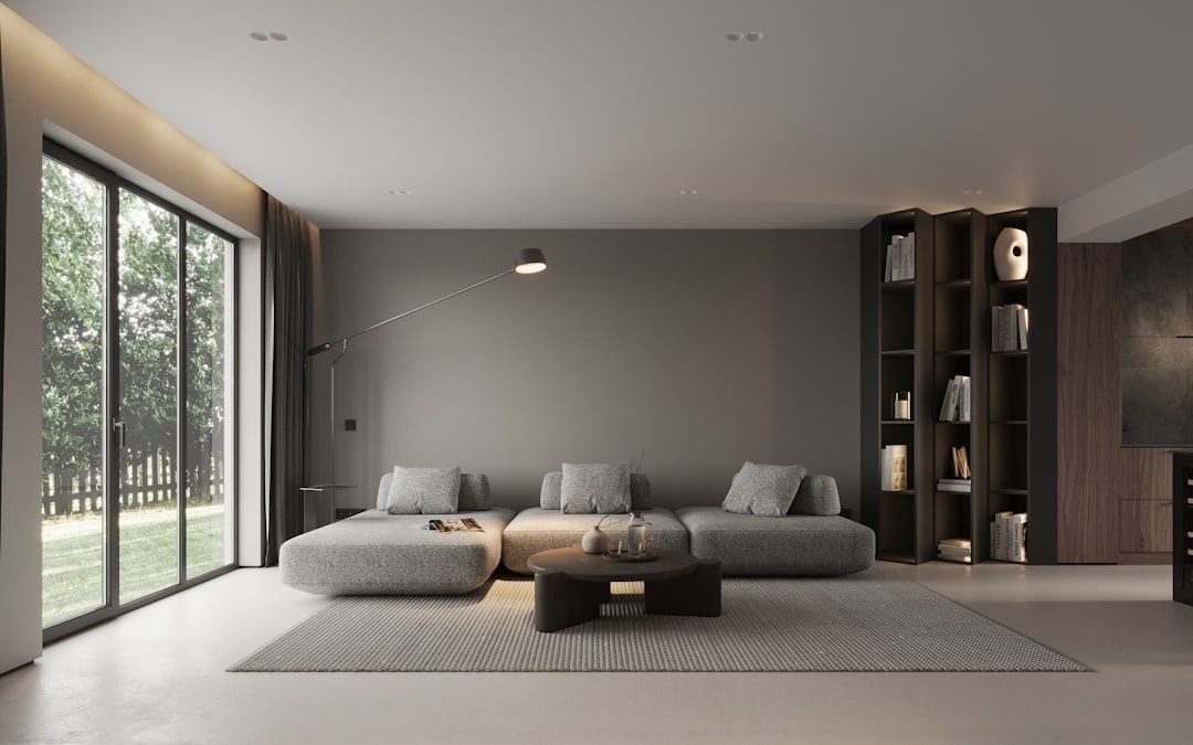 Minimalistisk stue med ullteppe, sofaer og dempede materialer